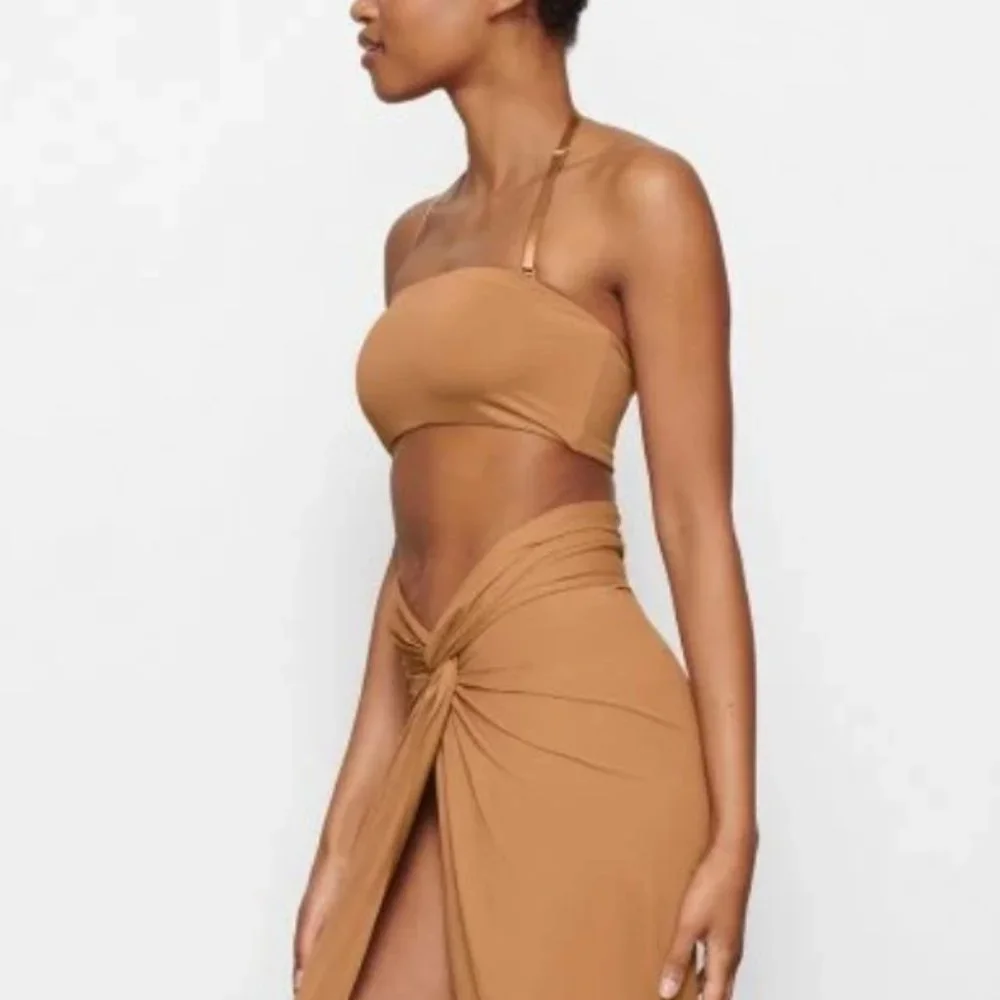 SKIMS Signature Swim Bandeau Bikini Top in Almond (Size 2X)